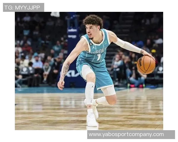 拉梅洛鲍尔因不文明手势被罚款三万五千美元引发热议