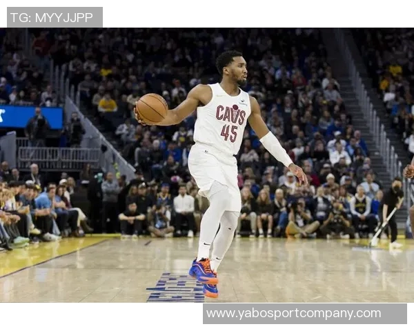 米切尔第三节伤退仅得15分2板2助球迷心痛不已遗憾难忍