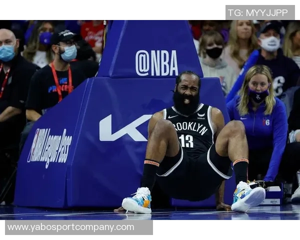 哈登遭遇痛苦倒地引发美媒调侃称其碰瓷行为实在无耻