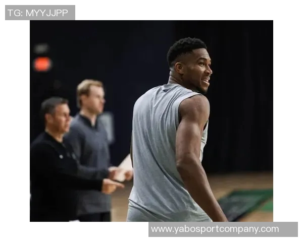 字母哥新冠康复后重返雄鹿训练营开展无对抗训练备战新赛季