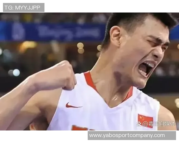 小杨与女友夜宵遭喷引发热议姚明若有自媒体是否也会遭遇同样境遇