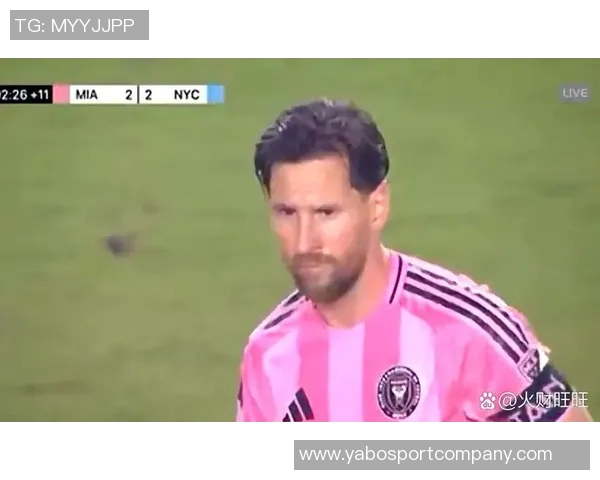 梅西在补时阶段单刀突袭被迅速回追的防守球员成功破坏