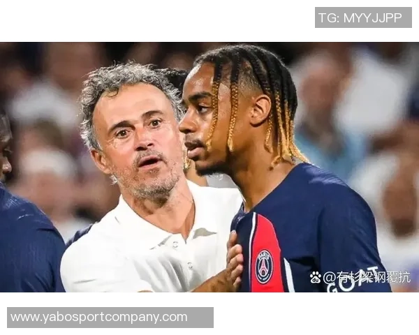 姆巴佩赛后与恩里克亲切交流并向前队友们表达一致意见