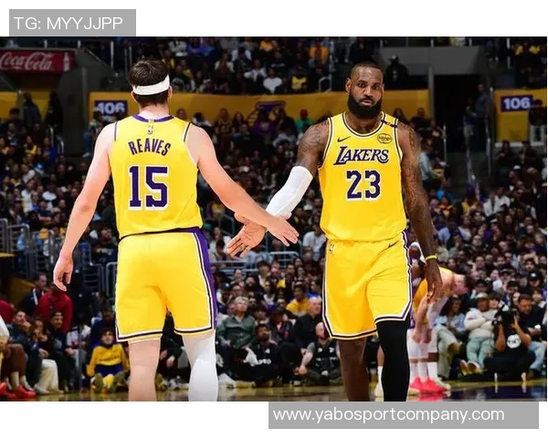 里夫斯谈詹姆斯传球与投篮的争议引发人们对球员选择的不同看法与评价